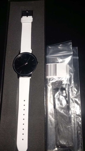 [602860764063/BDL/NEW] Reloj de Pulsera Wanderlust, Esfera Negra con correa blanca +1 correa de regalo